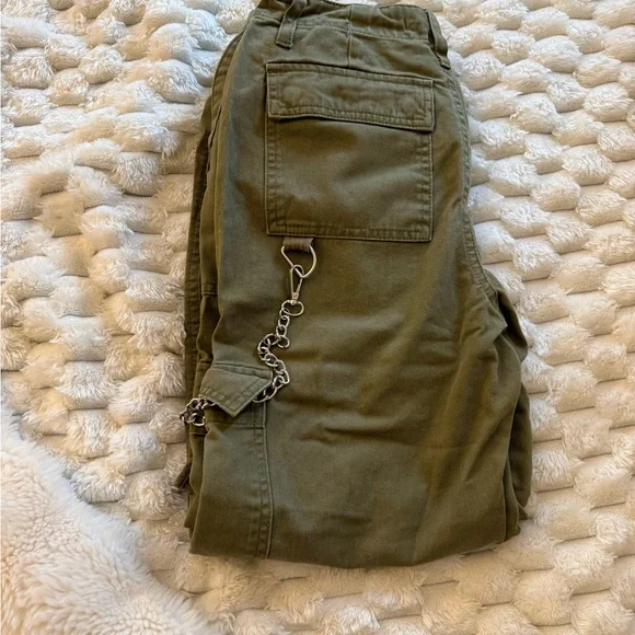 Forever 21 Olive Utility Cargo Pants with Chain Accent - Picture 2 of 4